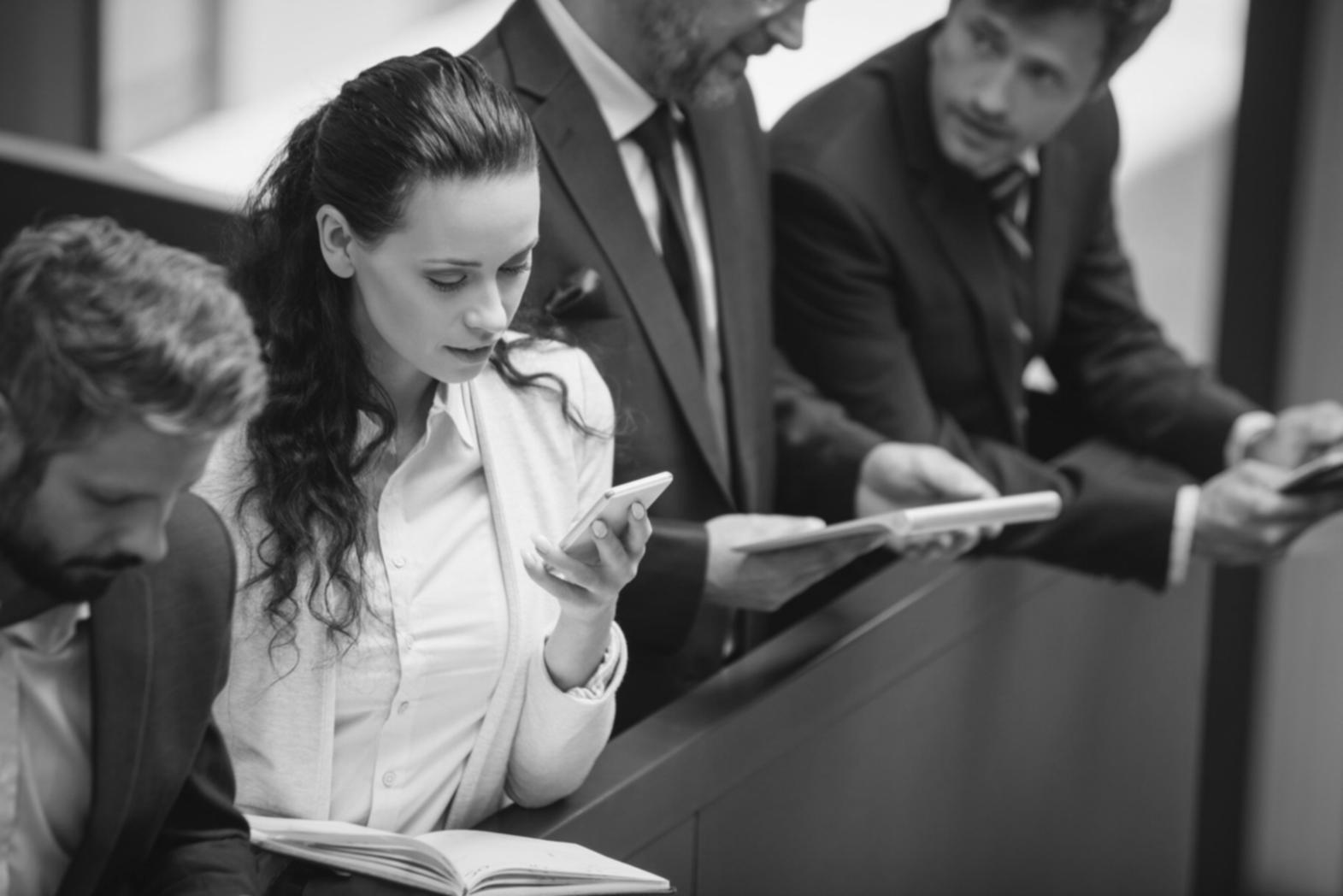 Modernes Büro mit Finanzdokumenten und Analysegrafiken auf dem Schreibtisch