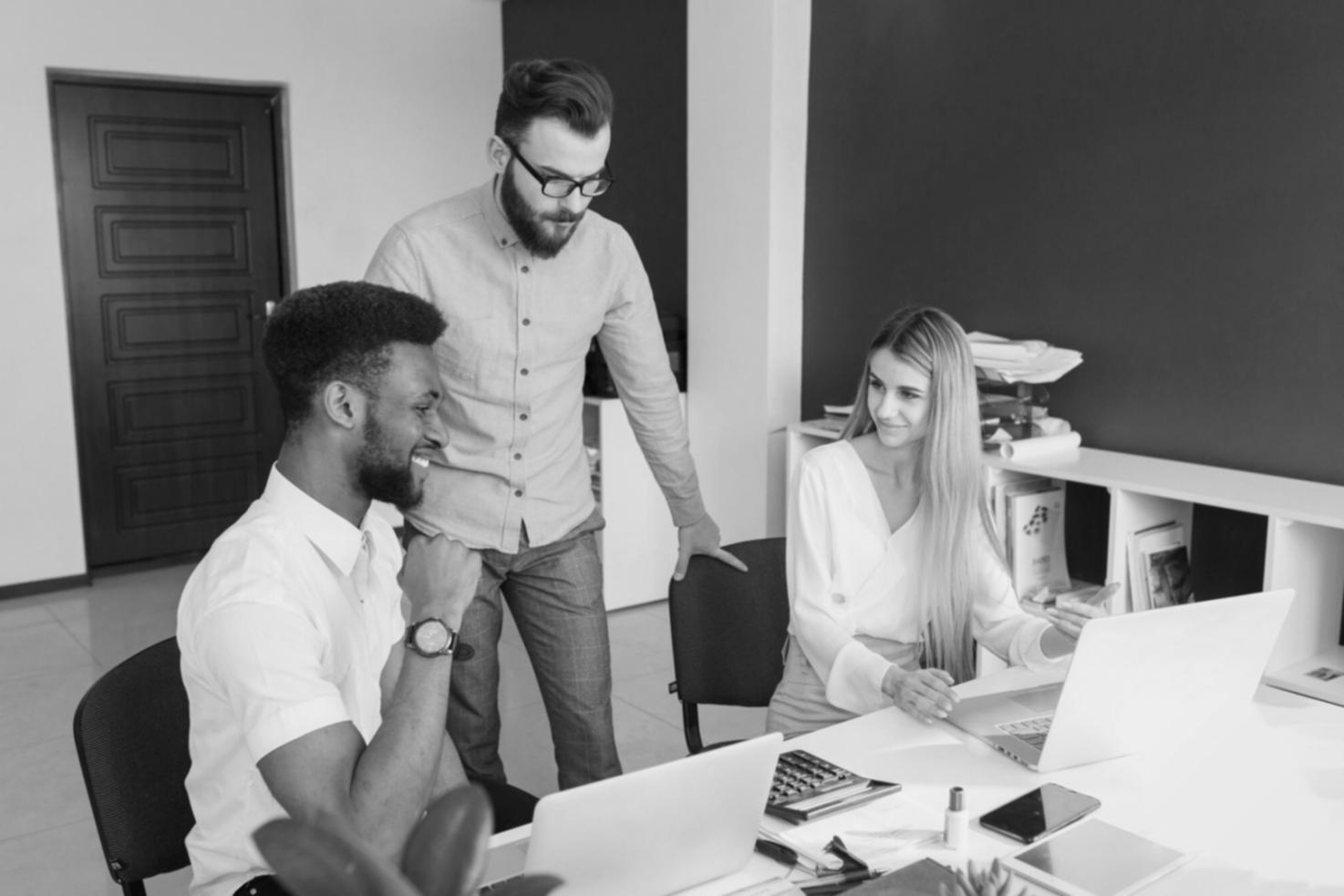 Professioneller Arbeitsplatz mit Finanzanalyse-Tools