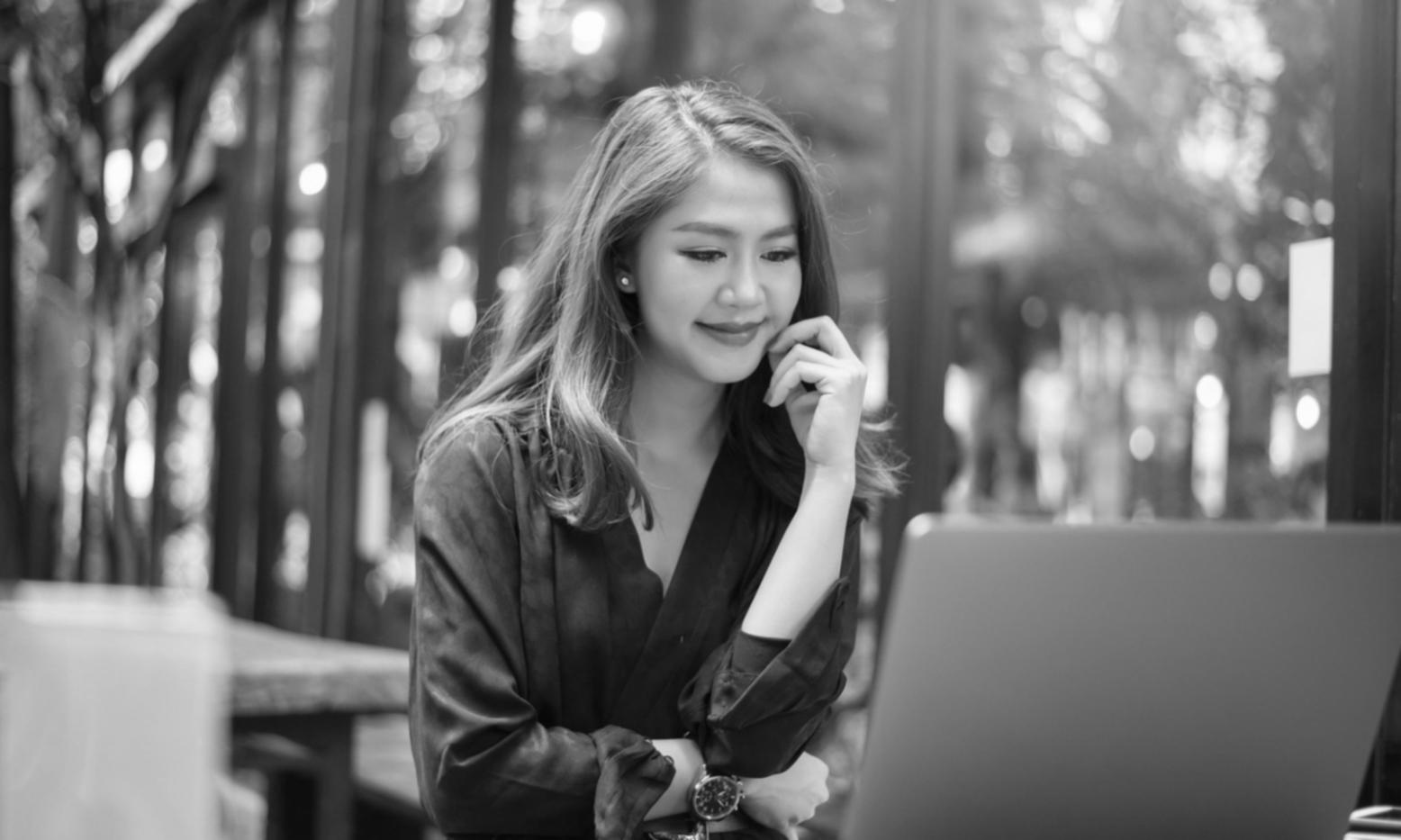 Moderne Büroumgebung mit Finanzplanungs-Dashboard